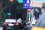丽水台当局这个单位的公车，给了狗了